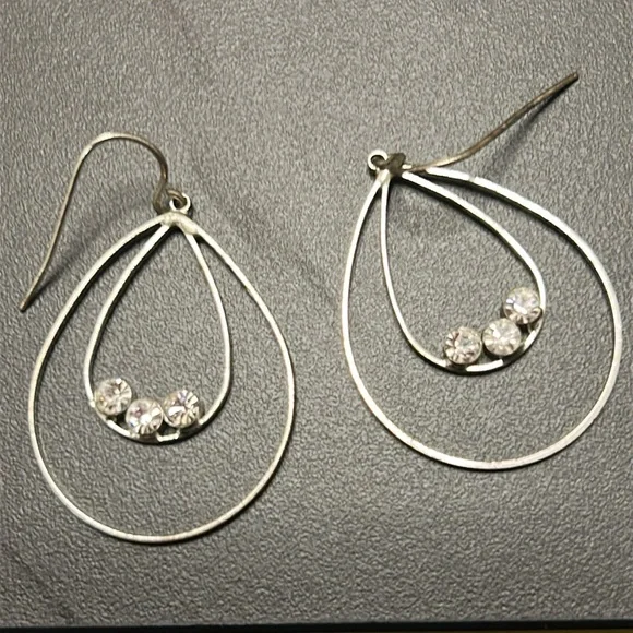 bundle of jewelry- costume, used for crafts or jewelry. Newer and clean. - Picture 14 of 16